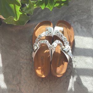 🚨SOLD🚨 Size 8 white sandals with a small heel